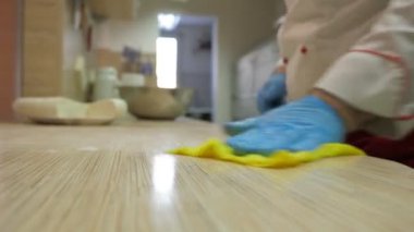 aşçı kahverengi sarı bez ile un tablosundan kurur Görünümü Kapat