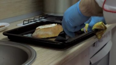 gemide khachapuri kek spatula ile koyar aşçı alır kapatın