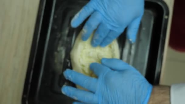 Vertikale Sicht schließen Hände in Handschuhen beheben Käsefüllung — Stockvideo