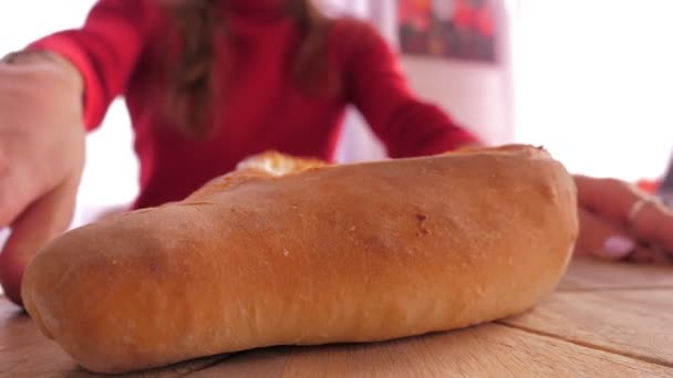 Vista próxima mulher em vestido vermelho leva garfo para khachapuri — Vídeo de Stock