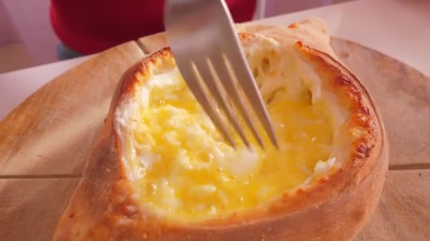 Yakın görüş yumurta ve peynir khachapuri çatal ile karışık doldurma — Stok video