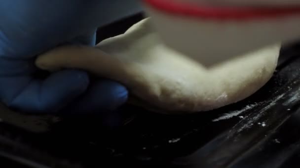 Макро повар кладет сырые хачапури на хлебопекарный лист — стоковое видео