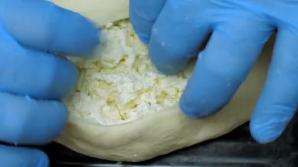 Nära vertikala Visa kock händer stretch degen med ost — Stockvideo