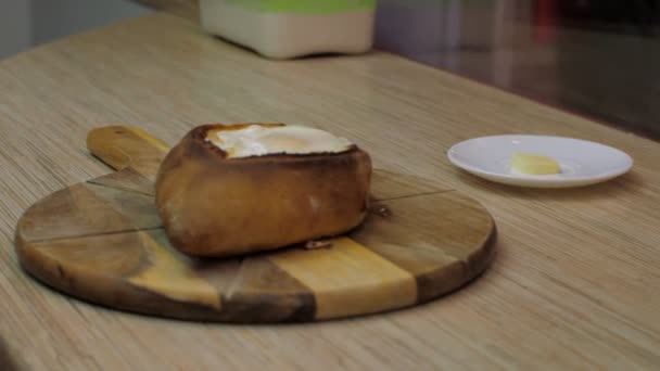 Nézetbezáró cook kéz veszi vaj és helyezi a khachapuri — Stock videók