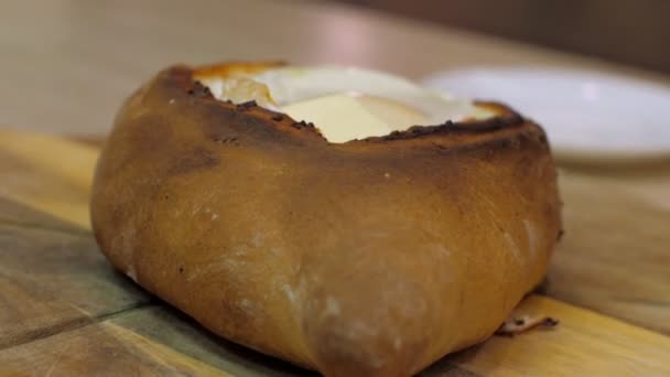 宏观厨师用刷子从烤的卡哈库普里清洗面粉 — 图库视频影像