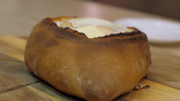 Macro cocinero barre harina de khachapuri al horno con cepillo — Vídeo de stock