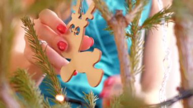 ağır çekim portre kız tavşan Noel ağacı üzerinde dokunur