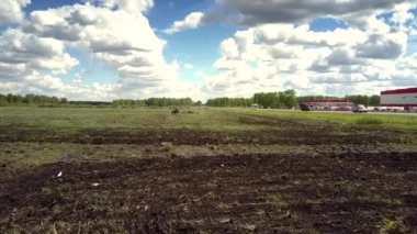 alan modern building yakınındaki koyu sürülmüş yere havadan görünümü