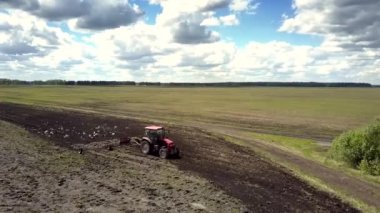 Havadan görünümü traktör alanında çalışır ve harrow akın uçar
