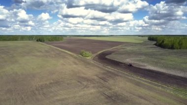 boş alanları yollar ve traktör tarafından geçti üzerinden hava hareket