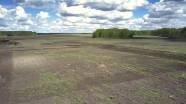 Tarım makine ile alanın üzerinde uçuş