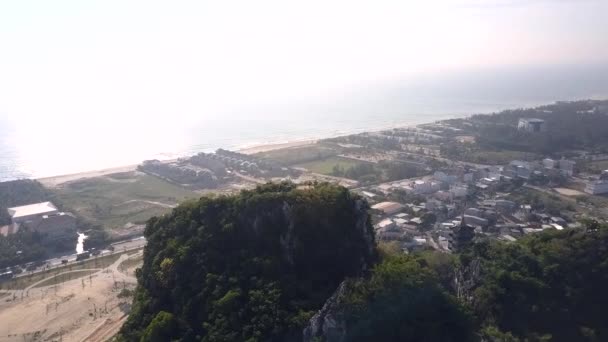 Vuelo desde el mirador de la cima de la colina con gente sobre la ciudad — Vídeo de stock