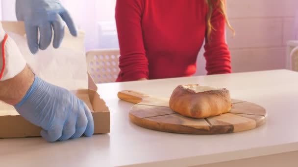 Primer plano cocinero en guantes pone khachapuri en caja de cartón — Vídeos de Stock