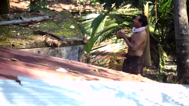 Indiase man drinkt kokosmelk uit moer houden van de sigaret — Stockvideo