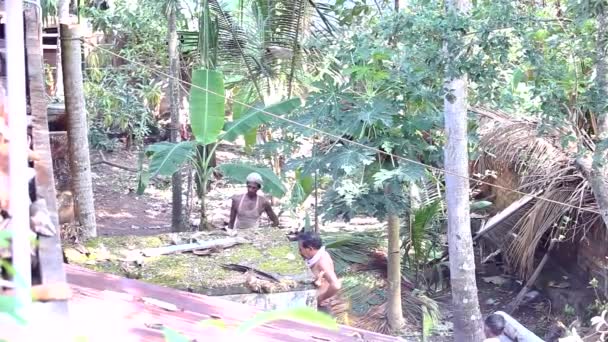 Indian laborers discuss working problems in palm shade — Stock Video