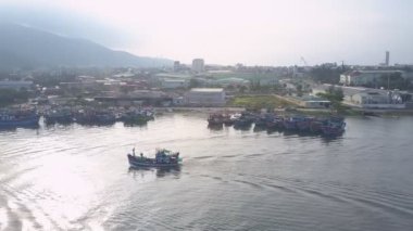 tekne yelkenleri yavaşlayan su yüzeyi bırakarak iz