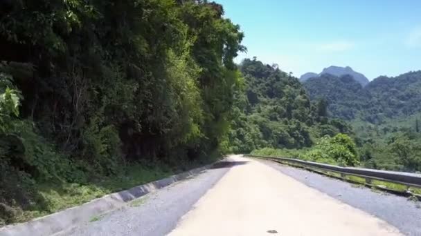 Carretera de montaña con barreras cerca de precipie contra colinas — Vídeos de Stock