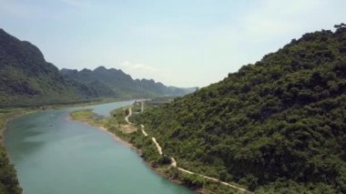 sakin nehir yol ve alanlar hava ile dağ arasında çalışır