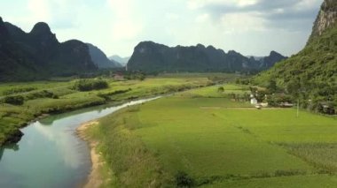 Kamera yansıtılan bulutlar ile çayır ve nehir üzerinde kaldırır