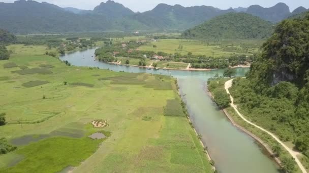 Río tranquilo corre a lo largo del valle con vistas aéreas campos — Vídeo de stock