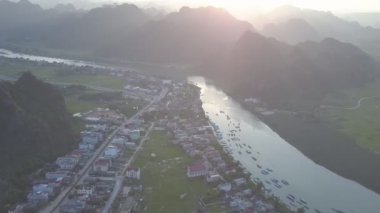 tekne ile nehir yakınında yollar ile kuş göz görünümü Yaylası kasaba