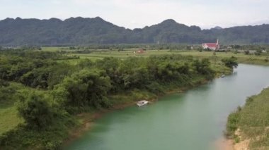 tepeler karşı yeşil nehir bankasına yakın havadan görünüm beyaz tekne