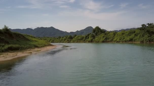 Aerial view blue river with rippling water and green banks — ストック動画