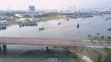 büyük otoyol Köprüsü ve sürat tekneleri üzerinde yakın hareket