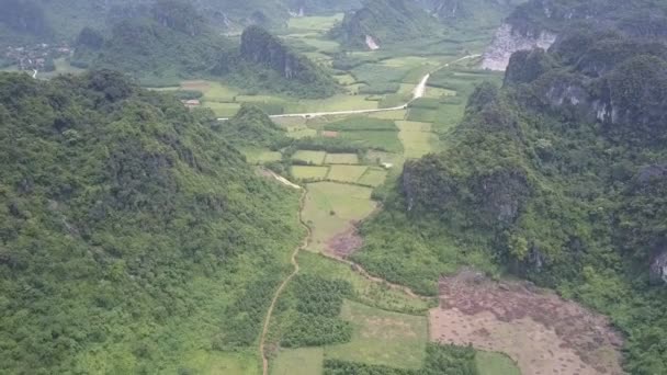 Вид на зеленые сегментированные поля в долине около холмов — стоковое видео