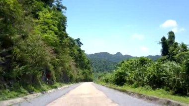 tepe ve yaz aylarında işaretler yakın güneş tarafından yaktı Highland yol