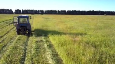uzun bıçak ile traktör saman rulo yapma çim biçiyor
