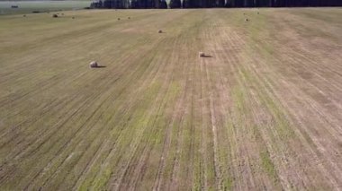 flycam yol yakınında paketlenmiş saman rulo ile alana iner