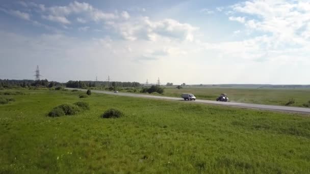 Aerial Road med kör bilar traktor bland gröna fält — Stockvideo