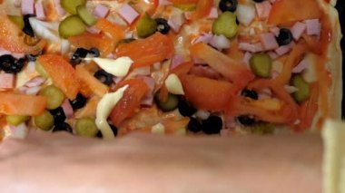 yavaş hareket üst görüş kadın ev pizza mayo ekler
