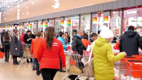 Grande área popular de caixa registradora de supermercado com mesas de caixa — Vídeo de Stock