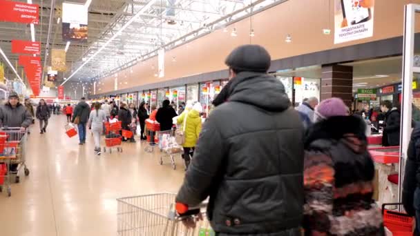 As pessoas vagueiam pela grande área de caixa do supermercado — Vídeo de Stock