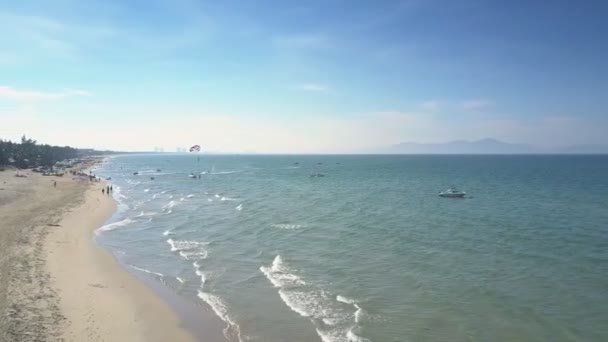 Εναέρια θέα οι άνθρωποι χαλαρώνουν στην αμμώδη παραλία κοντά στον γαλάζιο ωκεανό — Αρχείο Βίντεο