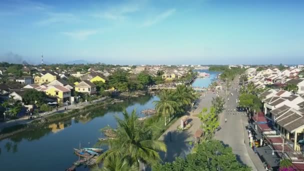 Casas con vista aérea en la orilla del río cerca de la carretera con palmeras — Vídeos de Stock