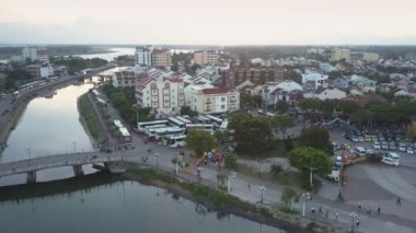 modern binalara karşı havadan görünümü sakin nehir dolgu