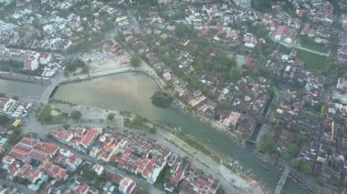 yuvarlak hava hareketi ağaçlar ile şehir parçaları arasında sakin nehir