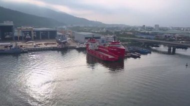 tepe ayak iskele tarafından su dalgalanma üzerinde büyük kırmızı gemi demirler