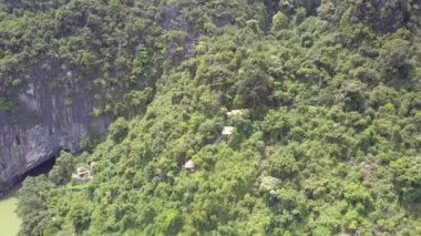 ormankuş bakışı görünümü ile kaplı dağ boyunca hareket
