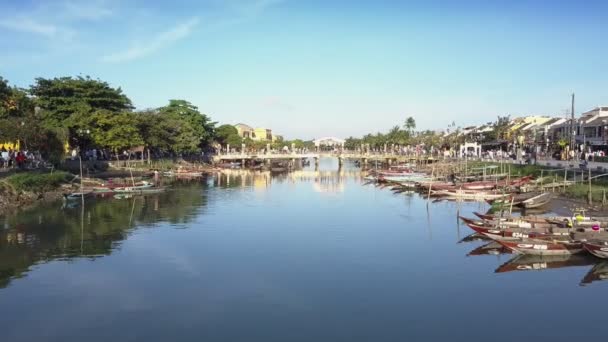 Vue aérienne bateaux de pêche amarre par les rives de la rivière bleue calme — Video