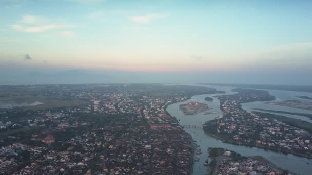 Upper View enorme rustige rivier scheidt groene stad aan delen — Stockvideo