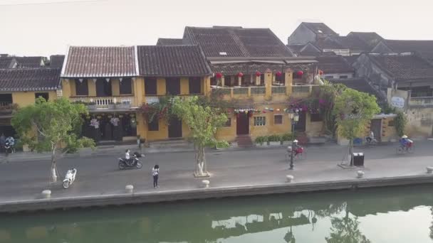 Vue aérienne maisons jaunes avec toits bruns sur remblai — Video