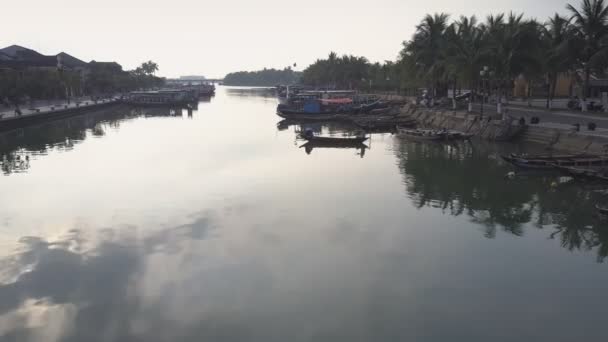 Vista aérea personas en barco de pesca cruzan el río por la mañana — Vídeo de stock