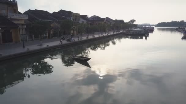 Vista aérea persona silueta velas en río reflejando cielo — Vídeos de Stock