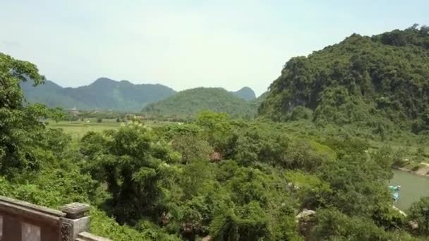 Cámara se eleva sobre colina verde y muestra valle pictórico — Vídeo de stock