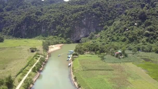 Upper View River met zeilboten die vanuit de oude grot lopen — Stockvideo