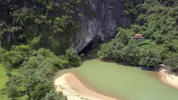 Lugn flod vid inträde till Cave och Temple på Hill Bird Eye View — Stockvideo